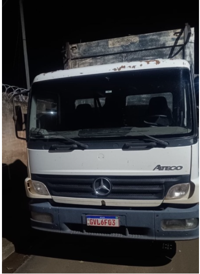 01 CAMINHÃO MERCEDES BENZ/ATEGO 1315 | PLACA GVL6F03 | ANO/MOD: 2005/2005 | BRANCA | CARROCEIRA FECHADA. — Imagem